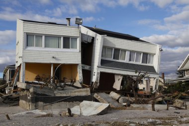 Kasırga far rockaway, ny kumlu topraklarda sahil evi yok etti