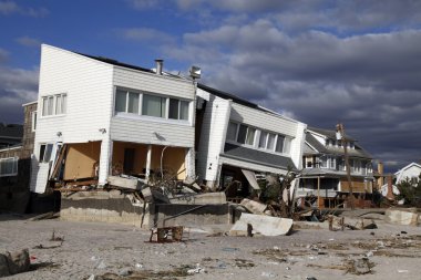Kasırga far rockaway, ny kumlu topraklarda sahil evi yok etti
