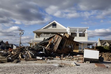 Kasırga far rockaway, ny kumlu topraklarda sahil evi yok etti