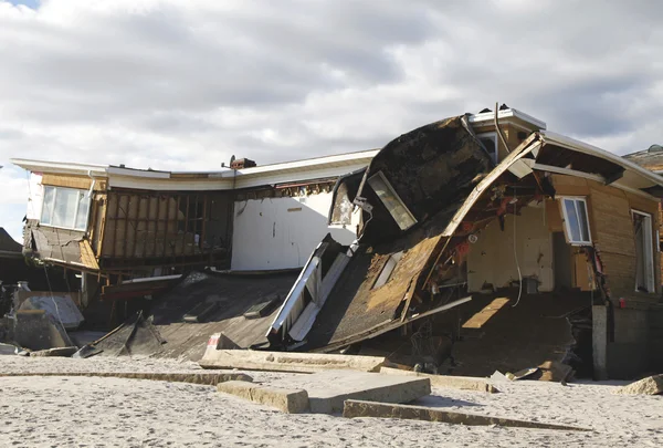 在沙地中远洛克威，纽约州飓风后摧毁了海边的房子 — 图库照片