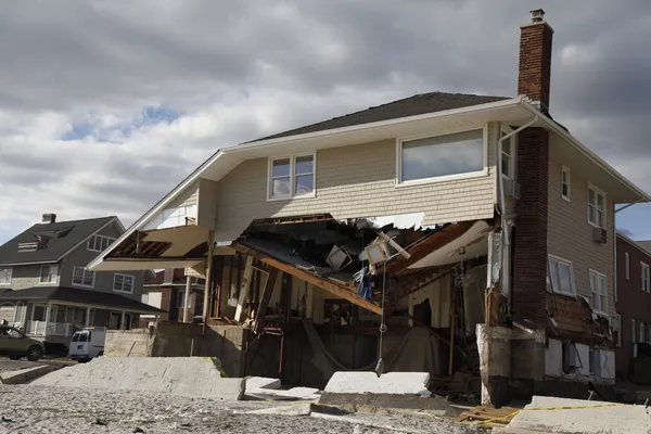 Kasırga far rockaway, ny kumlu topraklarda sahil evi yok etti — Stok fotoğraf