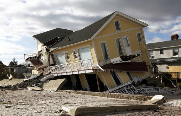 Kasırga far rockaway, ny kumlu topraklarda sahil evi yok etti — Stok fotoğraf