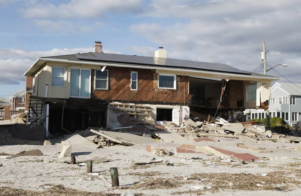 Kasırga far rockaway, ny kumlu topraklarda sahil evi yok etti — Stok fotoğraf