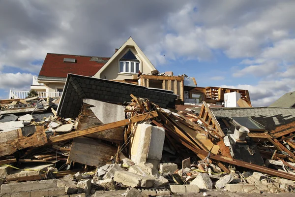Zničil dům na pláži v důsledku hurikánu písečné v daleko rockaway, ny — Stock fotografie