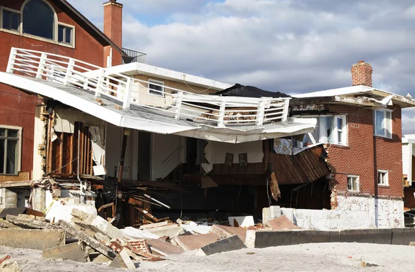 Kasırga far rockaway, ny kumlu topraklarda sahil evi yok etti — Stok fotoğraf