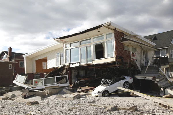 Kasırga far rockaway, ny kumlu topraklarda sahil evi yok etti — Stok fotoğraf