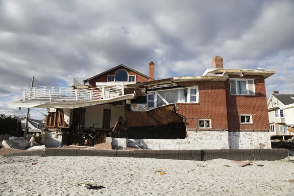 Destroyed beach house in the aftermath of Hurricane Sandy in Far Rockaway, NY — Stock Photo, Image