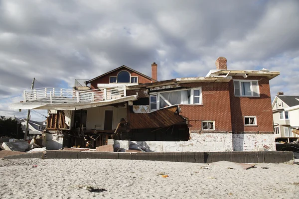 Casa sulla spiaggia distrutta all'indomani dell'uragano Sandy a Far Rockaway, NY — Foto Stock