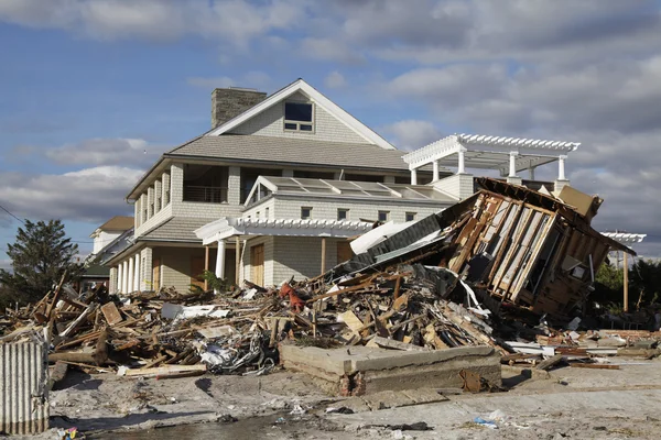 Kasırga far rockaway, ny kumlu topraklarda sahil evi yok etti — Stok fotoğraf