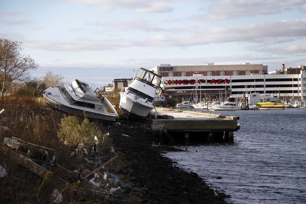 Barcos arrastrados a tierra tras el huracán Sandy — Foto de Stock