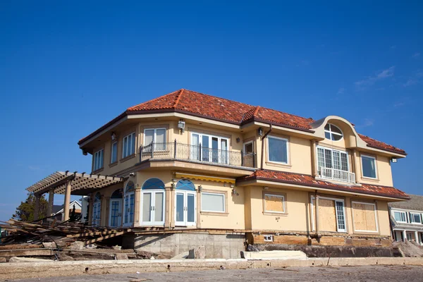 Strandhuis vernietigd in de nasleep van orkaan zandstrand in far rockaway, ny — Stockfoto