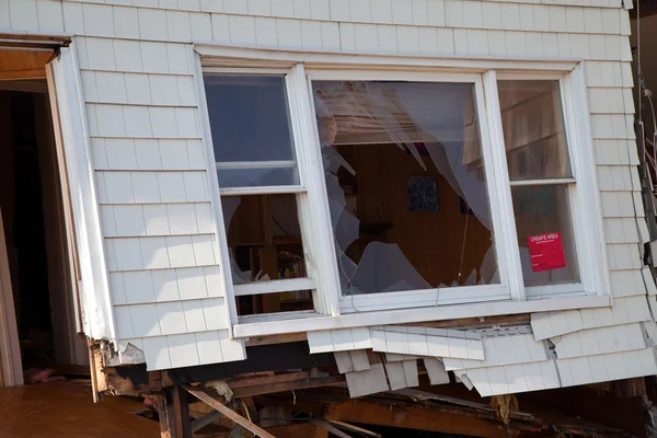 Destroyed beach house in the aftermath of Hurricane Sandy in Far Rockaway, NY — Stock Photo, Image