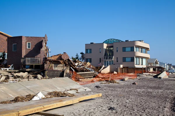 Kasırga far rockaway, ny kumlu topraklarda sahil evi yok etti — Stok fotoğraf