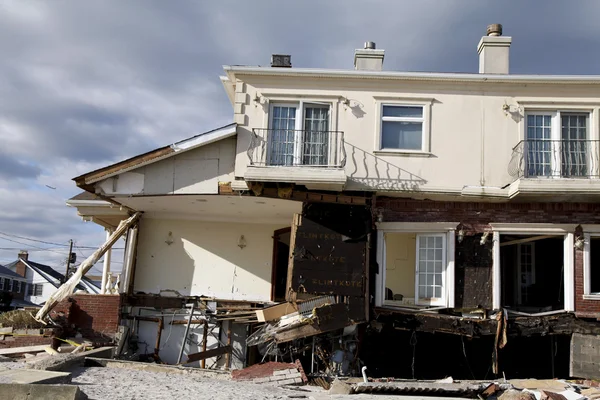 Destroyed beach house in the aftermath of Hurricane Sandy in Far Rockaway, NY — Stock Photo, Image