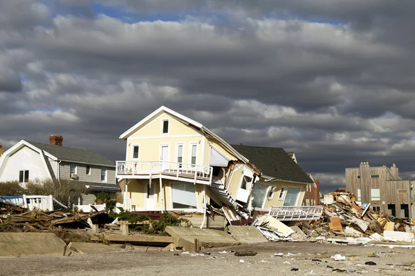 Kasırga far rockaway, ny kumlu topraklarda sahil evi yok etti — Stok fotoğraf