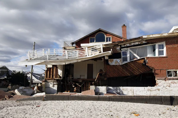 Zniszczony Dom na plaży w następstwie huraganu piaszczystej w far rockaway, ny — Zdjęcie stockowe