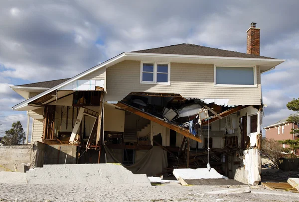 Kasırga far rockaway, ny kumlu topraklarda sahil evi yok etti — Stok fotoğraf