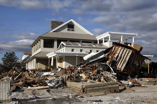 Kasırga far rockaway, ny kumlu topraklarda sahil evi yok etti — Stok fotoğraf