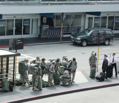 Amerikan askerleri eve san fransisco havaalanında görevden dönen