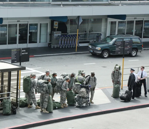 American soldiers returning home from duty in San Fransisco Airport — Stock Photo, Image