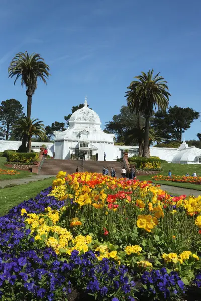 Konserwatorium kwiaty budynku w golden gate park w san francisco — Zdjęcie stockowe