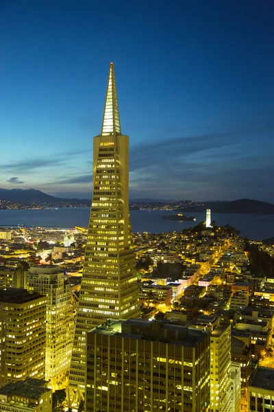 Vista reale sulla piramide Transamerica e la città di San Francisco al tramonto — Foto Stock