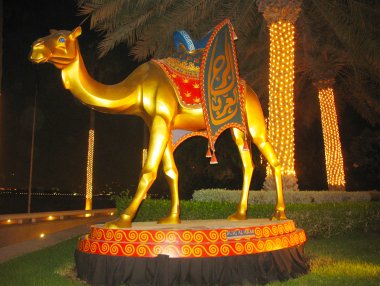 Dubai'deki burj al arab otel önünde deve heykeli