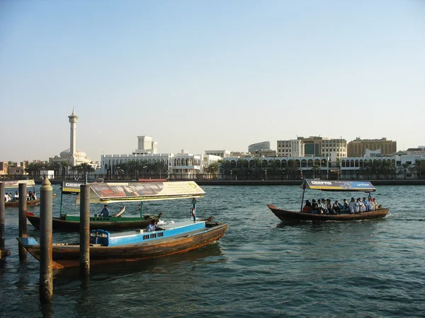 Abra boats crossing Dubai creek between Bur Dubai and Deira in Dubai, UAE — Stock Photo, Image