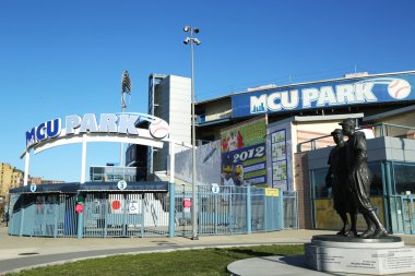 Jackie robinson ve pee wee reese heykel Brooklyn mcu basketbol sahası önünde