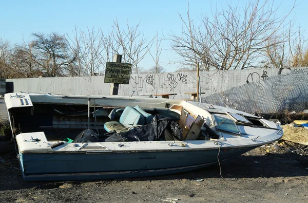 Båt gjuten iland i efterdyningarna av orkanen sandstranden fem månader efter stormen i brooklyn, ny — Stockfoto