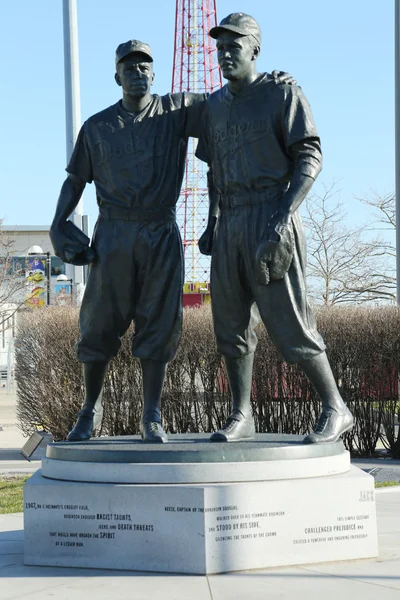 Estatua de Jackie Robinson y Pee Wee Reese en Brooklyn frente al estadio de béisbol MCU — Foto de Stock