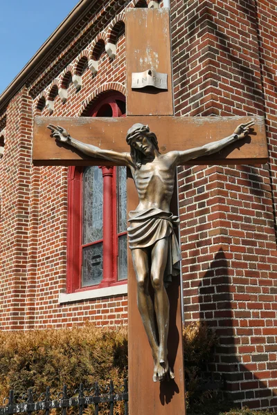 Estatua de bronce de Jesucristo crucificado — Foto de Stock