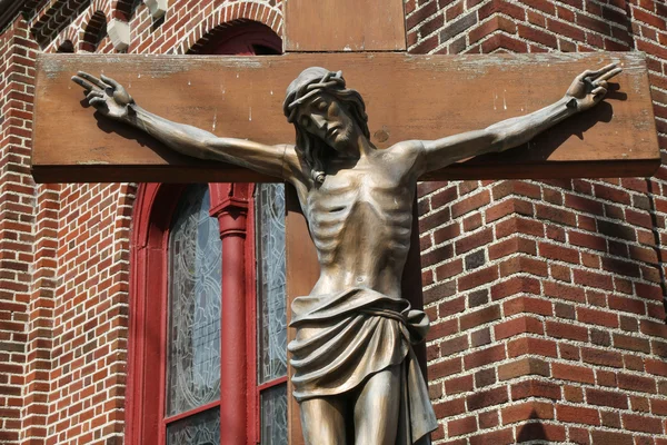 钉在十字架上的耶稣基督的青铜雕像 — 图库照片