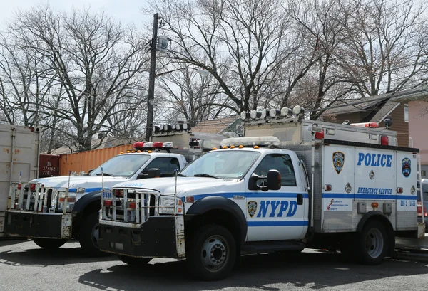 NYPD véhicules de service d'urgence prêts à aider à Staten Island, NY — Photo