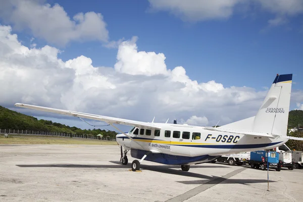 Aviões St Barth prontos para decolar no aeroporto de St Barths — Fotografia de Stock