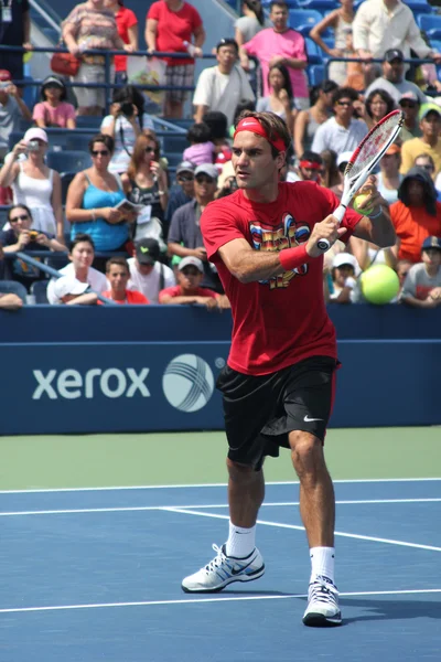 Diecisiete veces campeón del Grand Slam Roger Federer practica para el Abierto de Estados Unidos en el Billie Jean King National Tennis Center — Foto de Stock