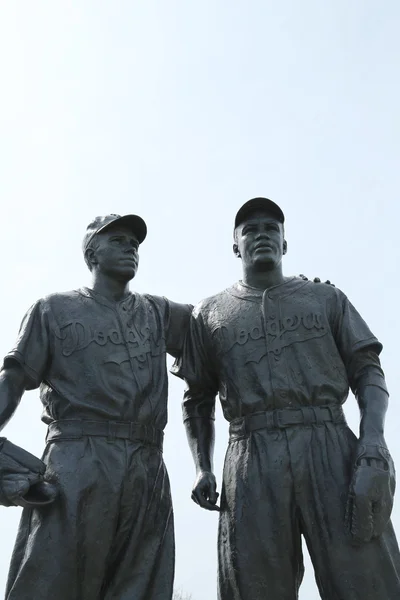 Estátua de Jackie Robinson e Pee Wee Reese em Brooklyn em frente ao estádio do MCU — Fotografia de Stock