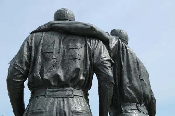 Jackie Robinson and Pee Wee Reese Statue in Brooklyn in front of MCU ballpark — Stock Photo, Image