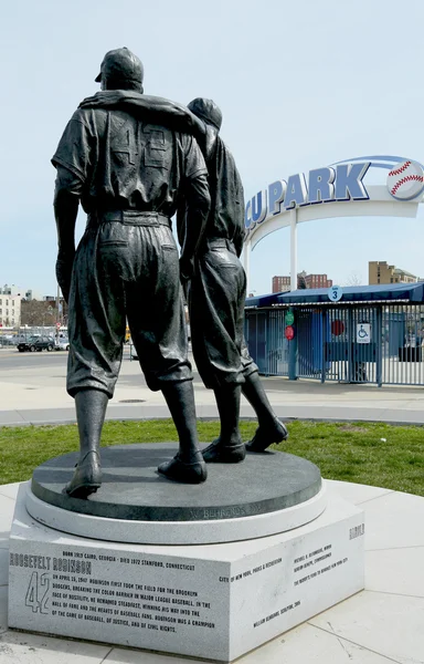 Jackie Robinson and Pee Wee Reese Statue in Brooklyn in front of MCU ballpark — Stock Photo, Image