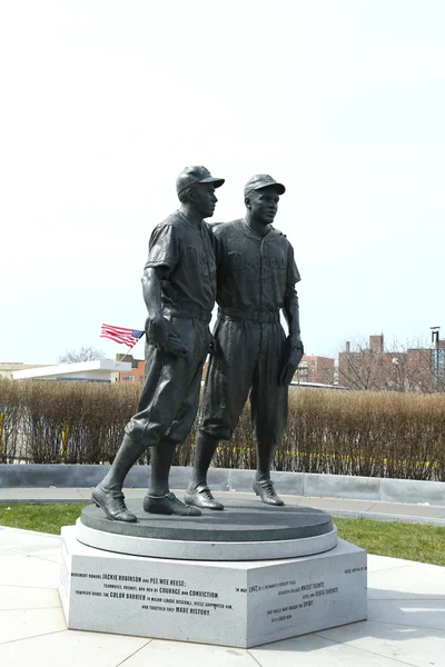 Estatua de Jackie Robinson y Pee Wee Reese en Brooklyn frente al estadio de béisbol MCU — Foto de Stock