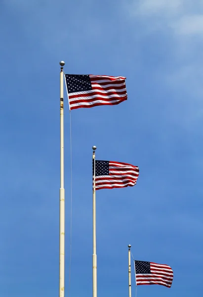 アメリカの国旗を高く飛んでいます。 — ストック写真
