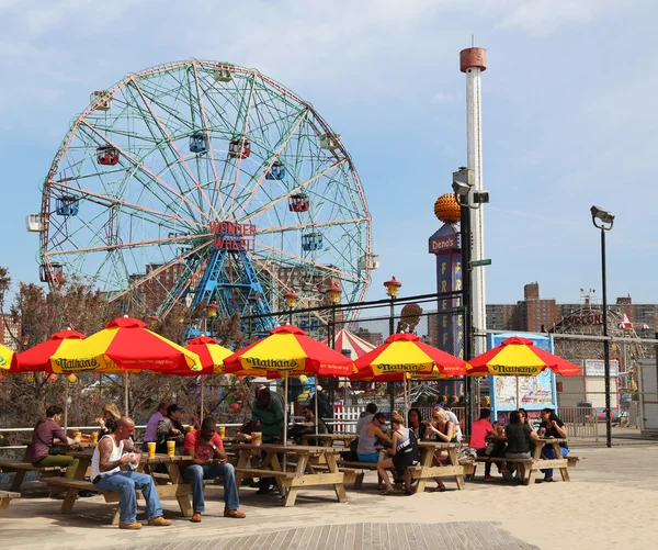 Nathan'ın kasırga Sandy Coney Island Boardwalk, hasar sonra yeniden açıldı — Stok fotoğraf