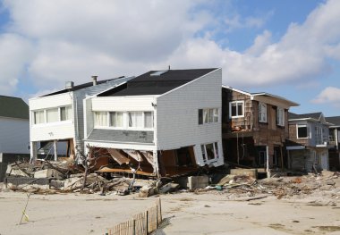 Beach house kasırga far rockaway, ny kumlu üç ay sonra yok etti.