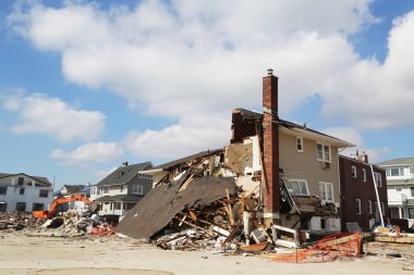 Beach house kasırga far rockaway, ny kumlu üç ay sonra yok etti.