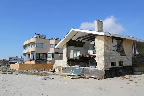 Destruida casa de playa tres meses después del huracán Sandy en Far Rockaway, NY — Foto de Stock