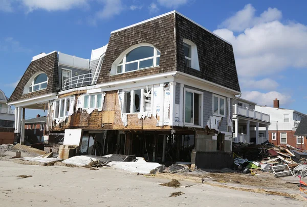 Beach house kasırga far rockaway, ny kumlu üç ay sonra yok etti. — Stok fotoğraf