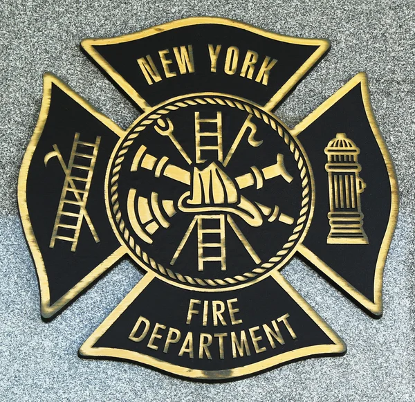 纽约消防局会徽在堕落的官员纪念在布鲁克林，纽约. — 图库照片