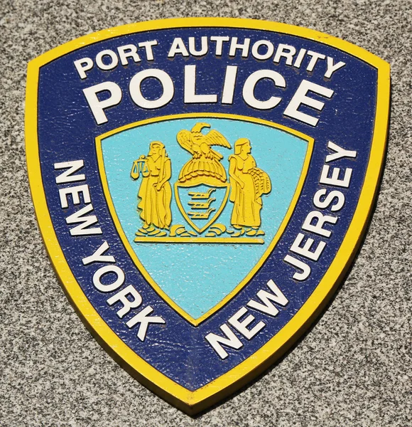 Autoridade Portuária Polícia New York New Jersey emblema em oficiais decaídos memorial em Brooklyn, NY — Fotografia de Stock