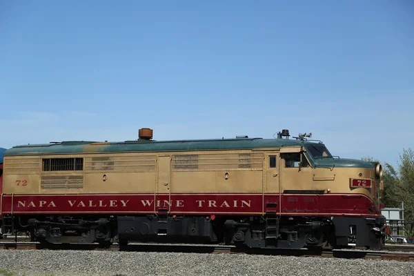 Tren del vino en Napa. Es un tren de excursión que corre entre Napa y Santa Helena, California . — Foto de Stock