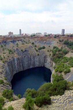 kimberley, Güney Afrika bir açık Ocak ve yeraltı elmas madeni ve en büyük delik olduğu iddia edilen büyük delik el ile kazılan